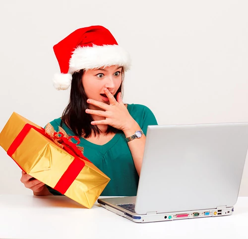 33 proc. młodych ludzi zadeklarowało, że kupi w tym roku świąteczne prezenty w internecie