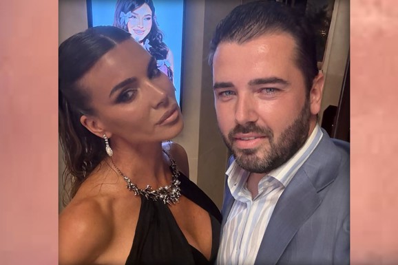 ACA KOS NA 18. ROĐENDANU KOD ĆERKE DARKA ŠARIĆA Pozira sa Darijinom mamom Cecom, a ona puca od elegancije: "SREĆAN"
