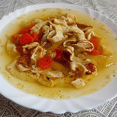 Frittatensuppe - húsleves palacsintatésztával