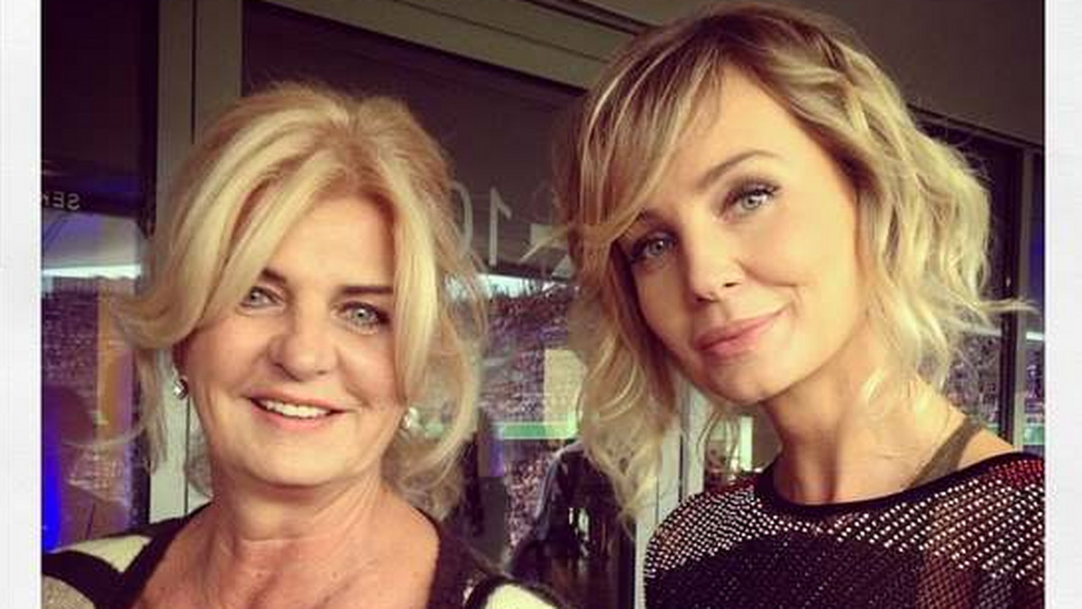 Agnieszka Szulim pokazała mamę na Instagramie. Dziennikarka wstawiła na swoje konto "selfie" z mamą zrobione podczas niedzielnego meczu charytatywnego TVN kontra TVP.