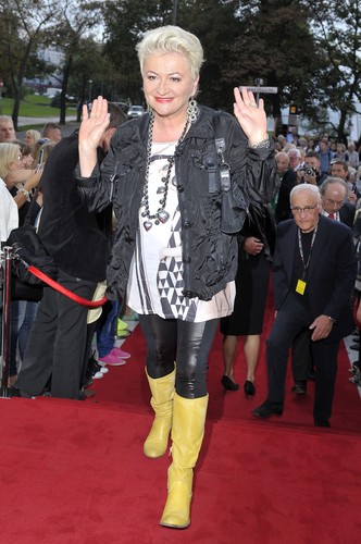 Hanna Bakuła na czerwonym dywanie przed Teatrem Muzycznym w Gdyni