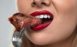 Chcesz mieć wszystkie zęby do starości? Przejdź na dietę jaskiniowca