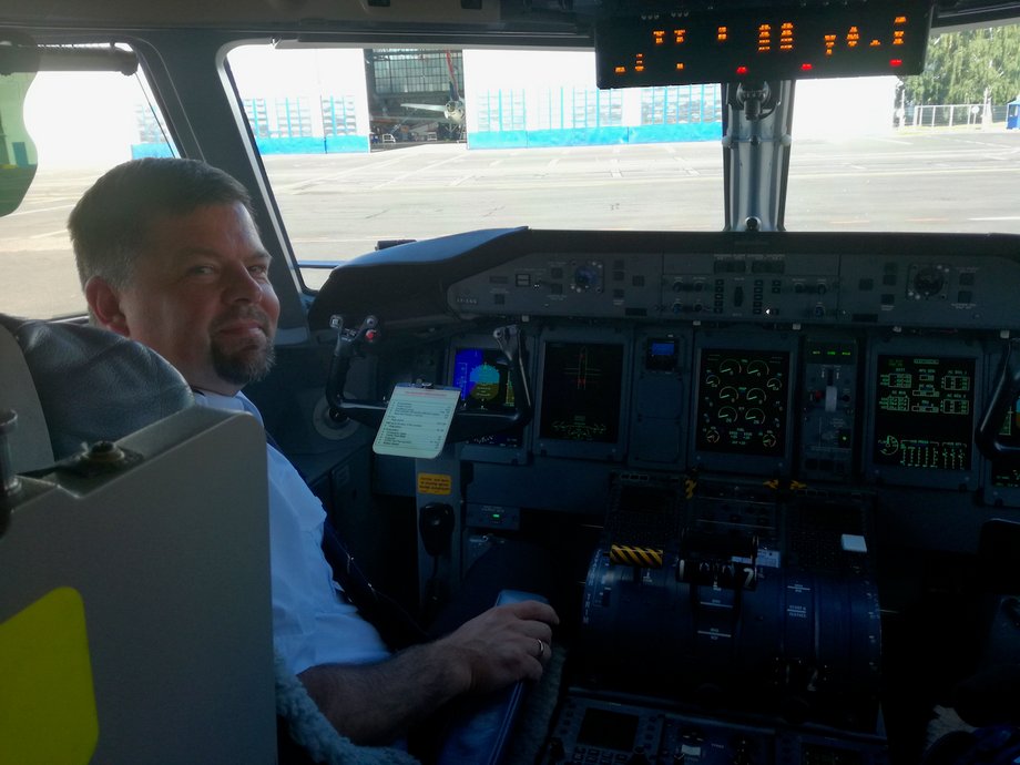 kpt. Mateusz Szyguła to wieloletni pilot Bombardierów Q400 i instruktor na tym typie samolotów. Lata również Boeingami 787 Dreamliner