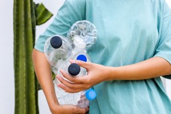 To coraz częstszy widok przy butelkomatach. Zwrot butelek sposobem na zarobek?