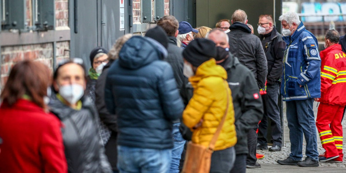 Polski rząd w grudniowym rozporządzeniu uwzględnił już osoby zaszczepione. Teraz jednak na pytania o przywileje dla zaszczepionych reaguje mało entuzjastycznie. Podobnie jak inne kraje UE, takie jak Niemcy (na zdjęciu) czy Belgia. 