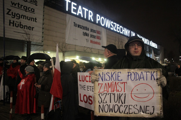 18 lutego 2017 roku w warszawskim Teatrze Powszechnym im. Zygmunta Hübnera odbyła się premiera spektaklu „Klątwa” na motywach dramatu Stanisława Wyspiańskiego w reżyserii kontrowersyjnego chorwackiego artysty Olivera Frljicia.