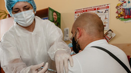 Koronavírus: Ukrajnában még csak most engedélyezték a harmadik oltást