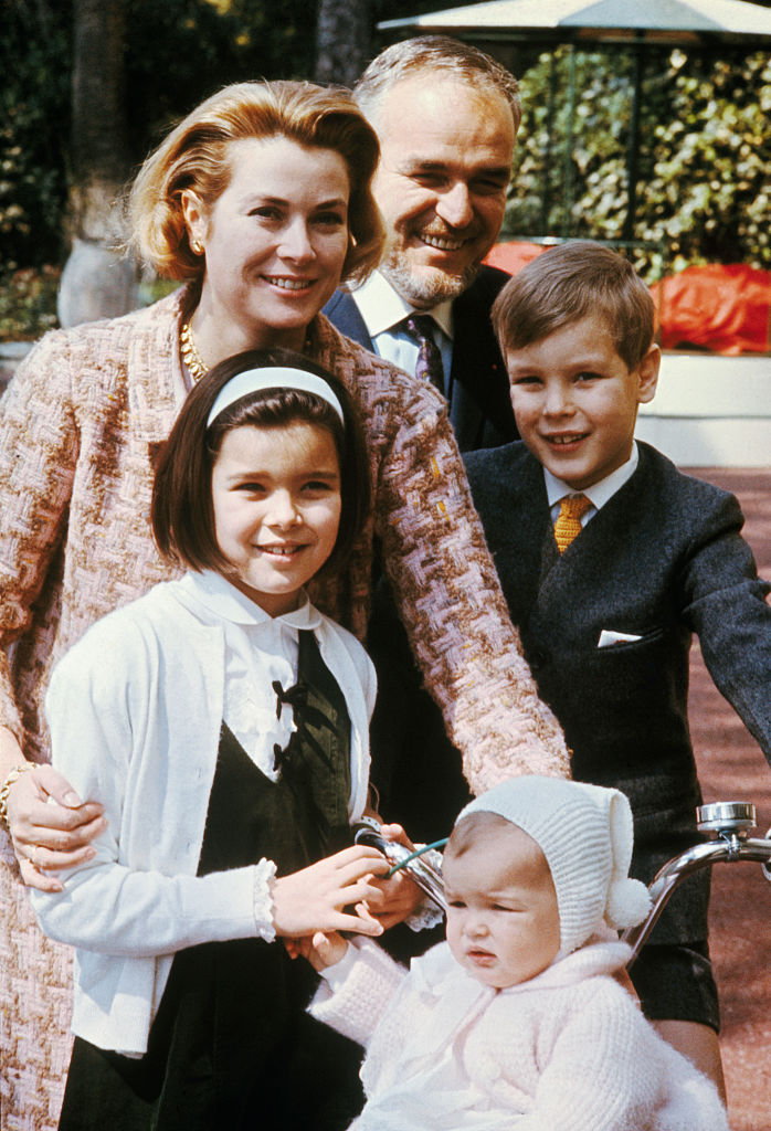 Książę Rainier i księżna Grace z księżniczką Stefanią (14 miesięcy), księżniczką Karoliną (9 lat) i księciem Albertem (8 lat)