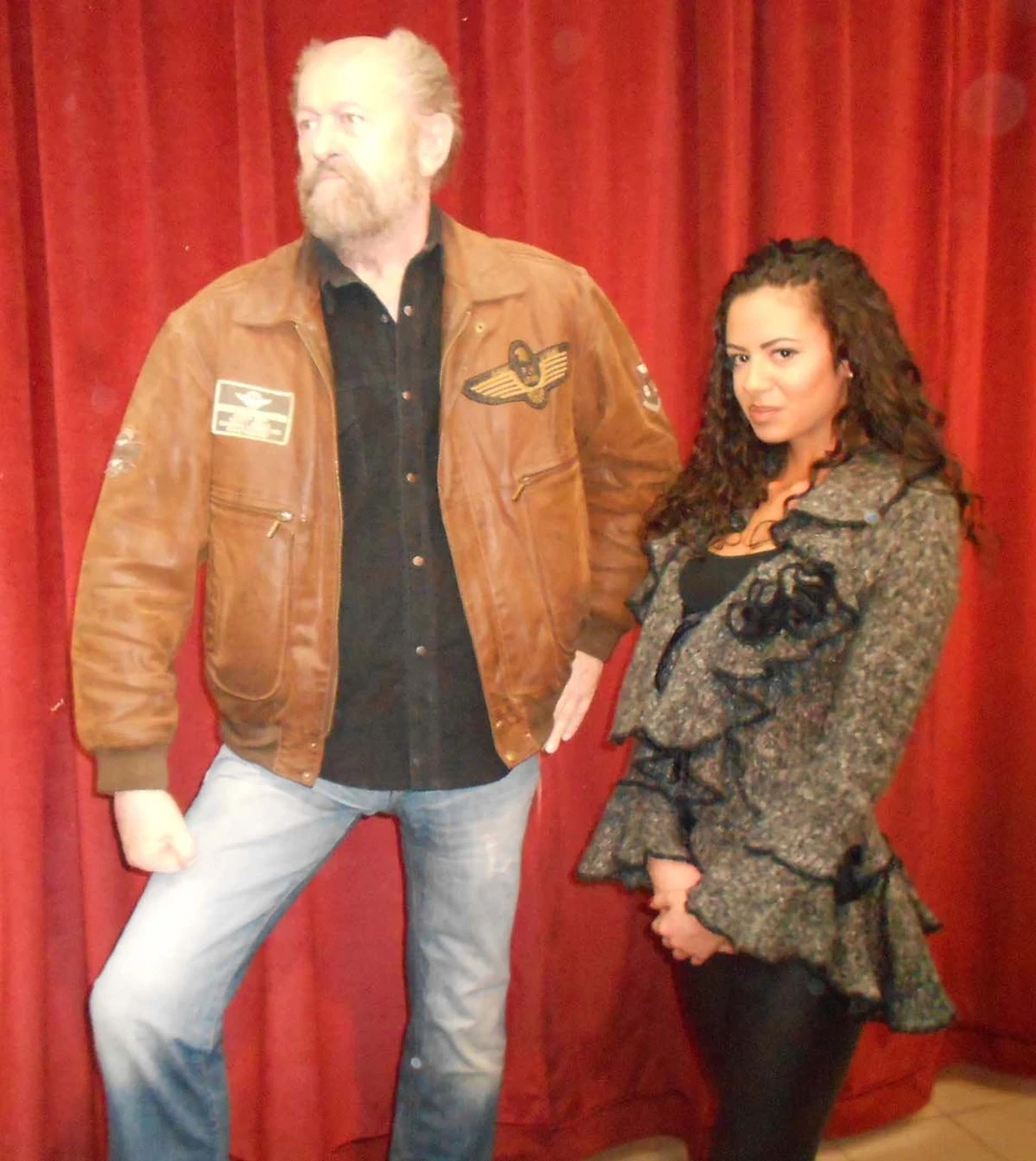 Maša Bojović pored figure svog oca