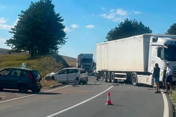POTPUNI KOLAPS NA PUTU ZA ZLATIBOR! Težak karambol kamiona i dva vozila kod Ljubiša: Vozači zarobljeni u nepreglednim kolonama (FOTO)