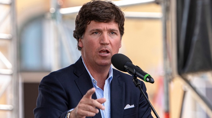 Tucker Carlson, a Fox News amerikai konzervatív televízió műsorvezetője, közéleti kommentátor előadást tart Esztergomban a Mathias Corvinus Collegium Feszten (MCC Feszt), a Széchenyi téren 2021. augusztus 7-én. /Fotó: MTI/Szigetváry Zsolt