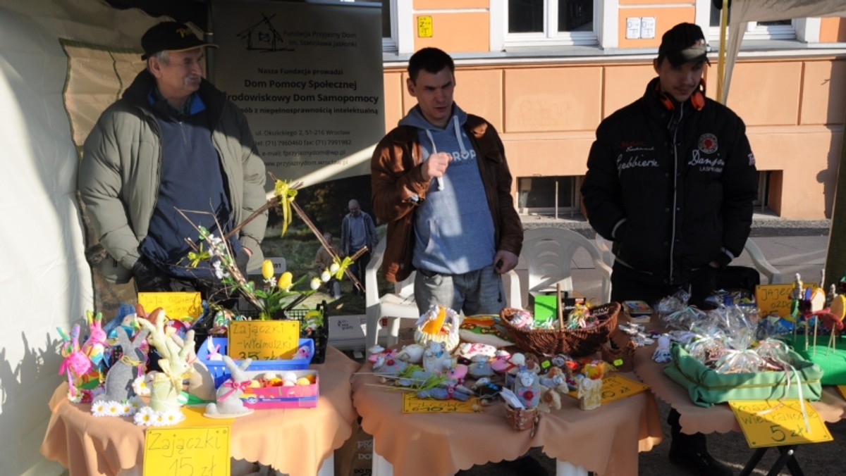 Wrocławska Fundacja Przyjazny Dom im. Stanisława Jabłonki podczas kiermaszu z okazji rozpoczęcia kalendarzowej wiosny rozda jabłka i zaprezentuje swoje rękodzieło. Atrakcji, które przygotowały organizacje i instytucje z partnerstwa Zawidawie na piątkowe wydarzenie, będzie jednak o wiele więcej. "Powitanie Wiosny" na Rynku Psiego Pola już 18 marca o godzinie 12.