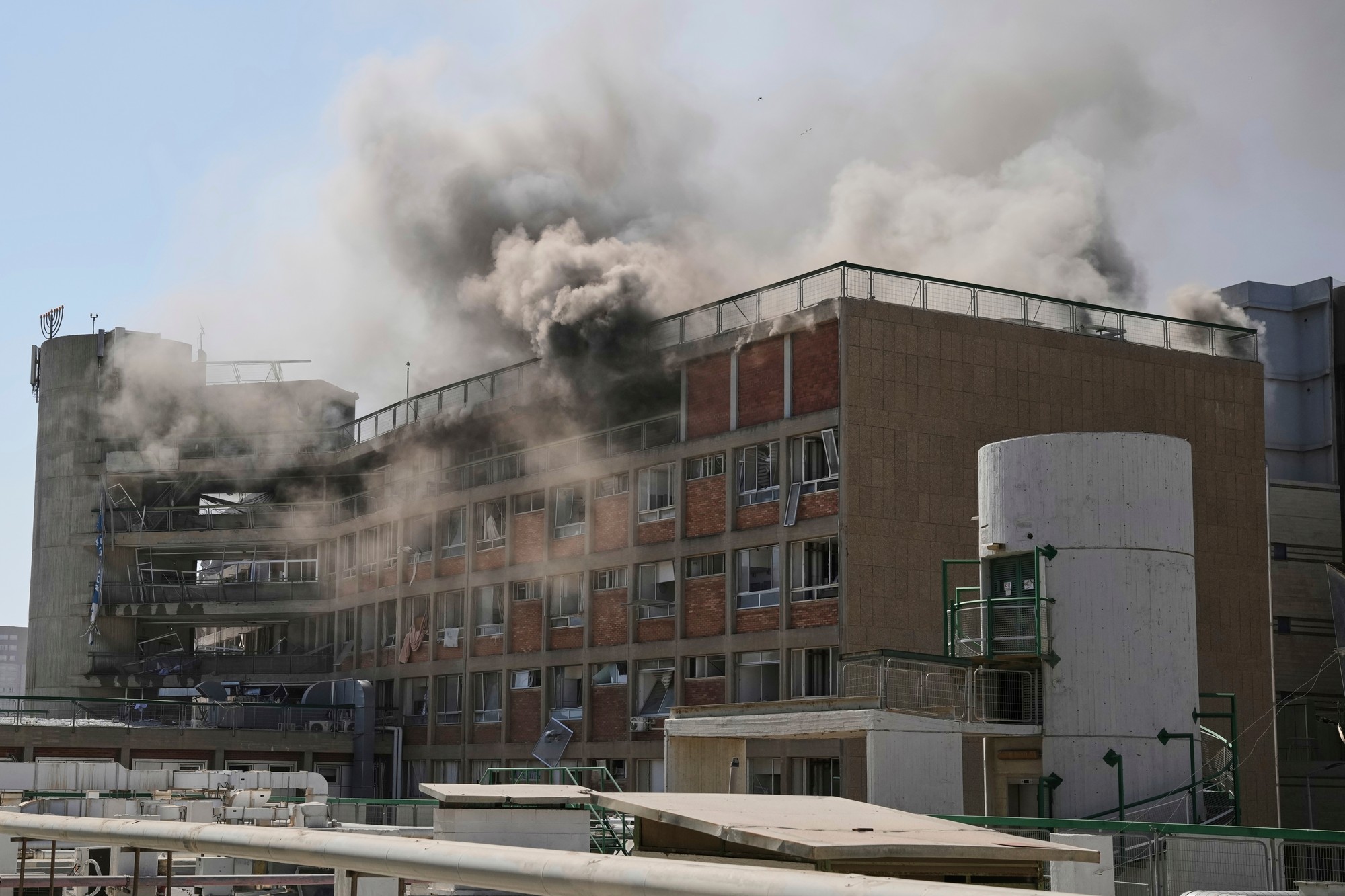 Irán odpálil na Izrael rakety, jedna z nich zasiahla nemocničný komplex Soroka v izraelskom meste Beeršeba.