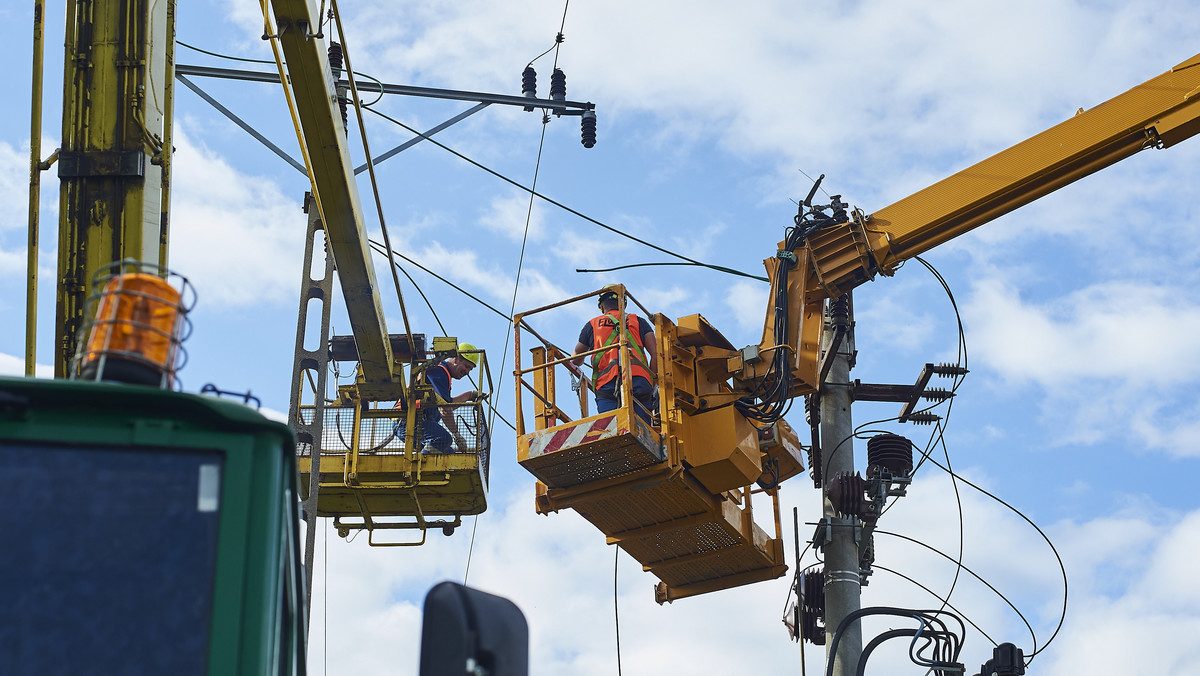 Około 29 tysięcy odbiorców z terenu województwa pomorskiego nadal pozbawionych jest prądu. W części miejscowości wznowienie dostaw energii może nastąpić dopiero w środę. Nad usuwaniem skutków nawałnicy, która odpowiada za brak energii, nadal pracują też strażacy.