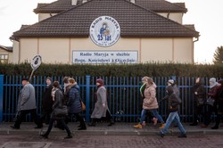 Podpalił własne auto przed budynkiem Radia Maryja. Policja: Mógł być pod wpływem narkotyków