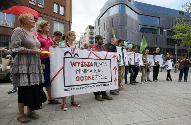 Uczestnicy pikiety "Chcemy więcej zarabiać" protestują przed Ministerstwem Pracy i Polityki Społecznej w Warszawie, 9 bm. W sobotę 9 bm. ruszyła ogólnopolska kampania "Chcemy więcej zarabiać". Jej organizatorzy: Wolny Związek Zawodowy "Sierpień 80", Ogólnopolski Związek Zawodowy "Inicjatywa Pracownicza", Partia Zieloni i Polska Partia Pracy, domagają się podniesienia płacy minimalnej do 2800 złotych brutto i stawki godzinowej nie mniejszej niz 15 złotych. W pikiecie uczestniczyła posłanka niezrzeszona Anna Grodzka