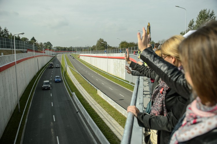Cały odcinek drogi ekspresowej S17 Kurów - Lublin - Piaski jest wart ok. 3,3 mld zł. Części tej kwoty (2,2 mld zł) to środki pochodzące z Funduszu Spójności w ramach Programu Operacyjnego Infrastruktura i Środowisko.
<br><br>(zuz) PAP/Wojciech Pacewicz