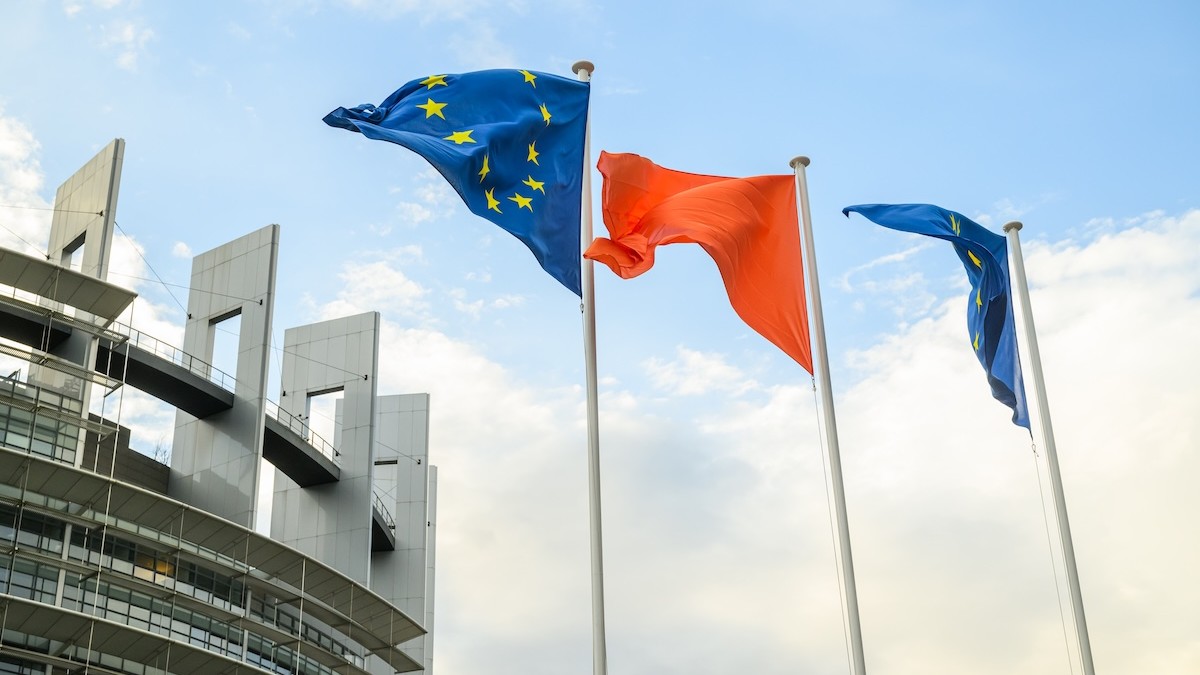 Oranžová vlajka vystavená pred budovou Európskeho parlamentu v Štrasburgu pri príležitosti kampane OSN na medzinárodný deň za odstránenie násilia páchaného na ženách.