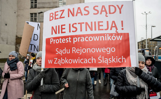 Protestujący pracownicy sądownictwa krytykują projekt resortu Ziobry. "To dla nas gwóźdź do trumny"