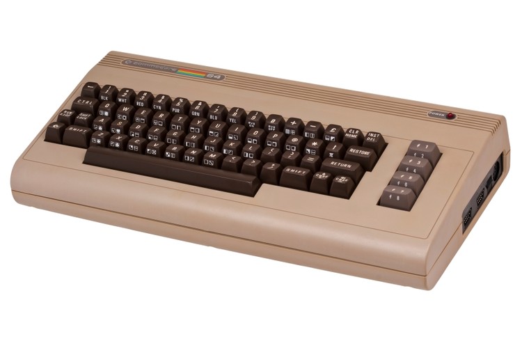 Komputer Commodore 64. Wynalazca: Jack Tramiel, czyli Jacek Trzmiel. Urodził się w Łodzi w 1928 r. W wieku 10 lat trafił Litzmannstadt Ghetto w Łodzi, a w 1944 wraz z ojcem został wywieziony do obozu koncentracyjnego Auschwitz, z którego został wyzwolony w 1945 r. Dwa lata później wyemigrował do USA, gdzie założył firmę Commodore International. W 1970 r. na rynku pojawiły się pierwsze kalkulatory Commodore, a w 1977 r. powstał pierwszy komputer osobisty Commodore PET. Rynkowym przebojem okazał się Commodore 64 (1982 r.), który zostawił w tyle takich gigantów jak Apple, czy IBM – na świecie sprzedano aż ok. 17 milionów sztuk, a Commodore 64 trafił do Księgi Rekordów Guinessa jako najlepiej sprzedający się model komputera w historii. Jacek Trzmiel zmarł 8 kwietnia 2012 r. w wieku 83 lat. <a href='http://forsal.pl/artykuly/728790,rzasa-oto-jedyna-droga-polski-do-awansu-cywilizacyjnego.html'>O drodze Polski do cywilizacyjnego awansu czytaj w komentarzu Daniela Rząsy</a>