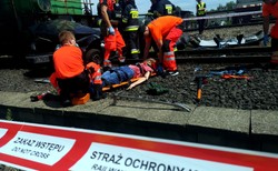 Samochód wjechał pod pociąg. PKP przeprowadziły wstrząsający TEST zderzeniowy [WIDEO]