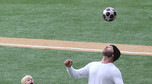 Liev Schreiber i Naomi Watts grają w piłkę z dziećmi/ fot. East News