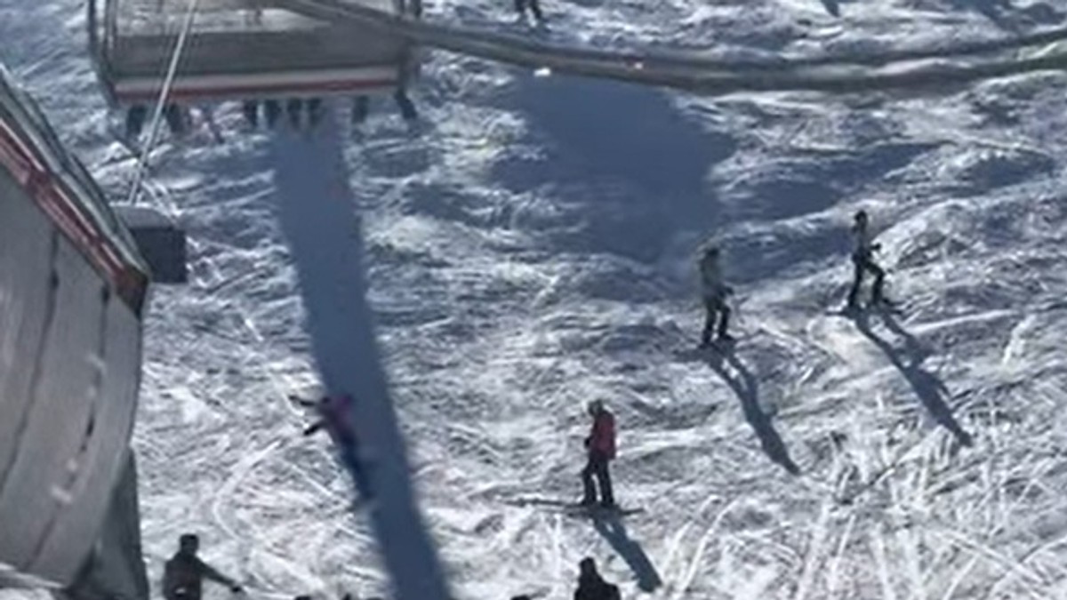 (VIDEO) POZNATO STANJE DETETA KOJE JE PALO SA ŽIČARE NA JAHORINI Skijaši pokušavali da ga uhvate, a onda je svom snagom udarilo o tlo Kép
