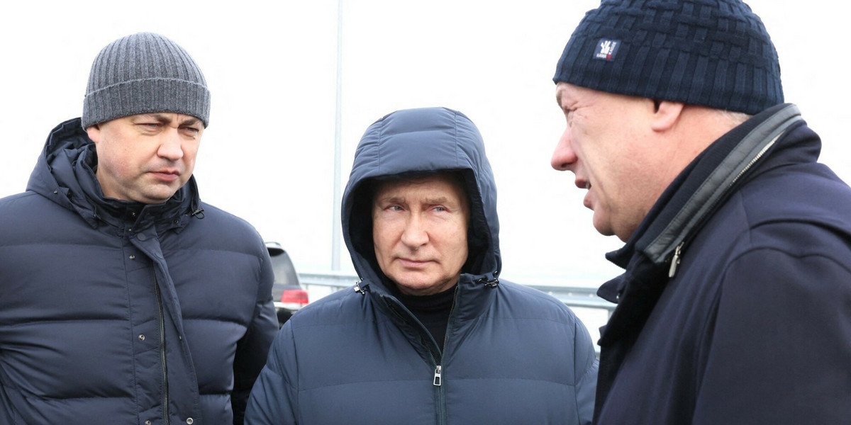 Władimir Putin podczas inspekcji mostu krymskiego, 5 grudnia 2022 r.