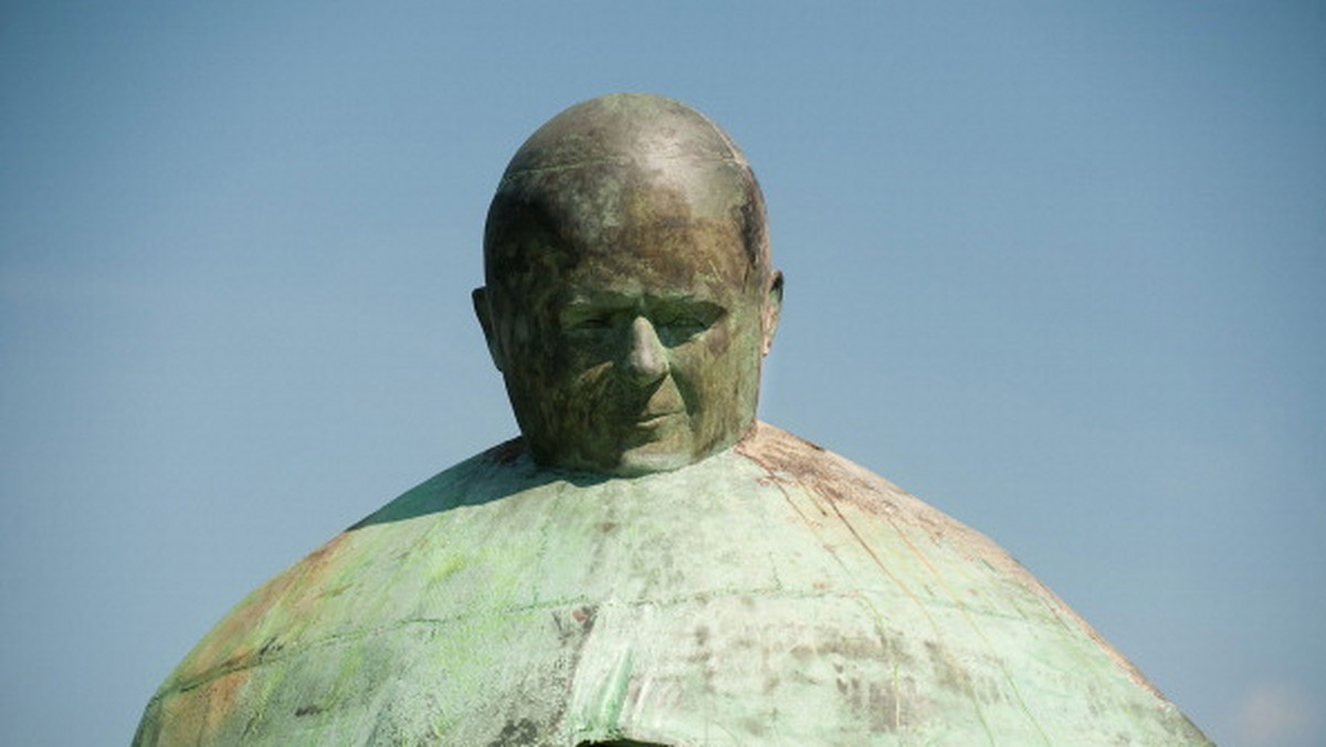 Pomnik bł. Jana Pawła II, stojący od 18 maja tego roku przed dworcem "Termini" w Rzymie, pozostanie na swoim miejscu i zostanie jedynie "dokończony". Kontrowersje budzą zarówno cylindryczny kształt statuy, jak i fakt, że twarz papieża nie przypomina jego własnej.