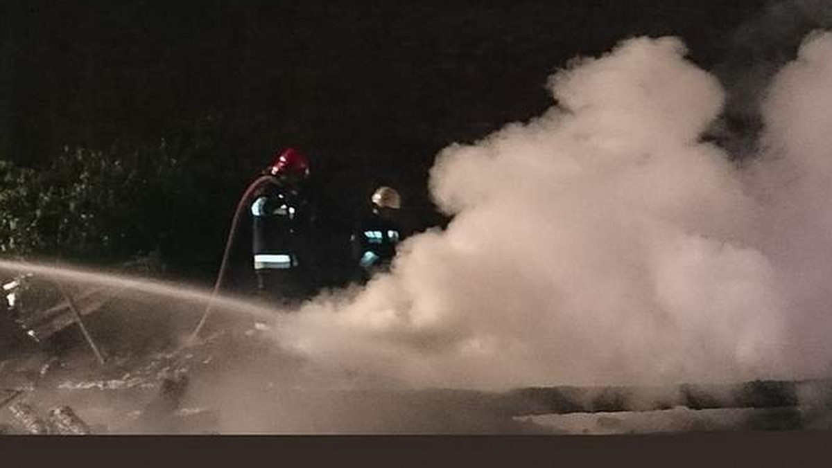 W piątek o 1.51 zauważono pożar stodoły w Rokitnie w powiecie międzyrzeckim. Zdaniem mieszkańców, to dzieło podpalacza. Szczegóły w środę, 17 czerwca, w tygodniku "Głos Międzyrzecza i Skwierzyny" - podaje "Gazeta Lubuska".