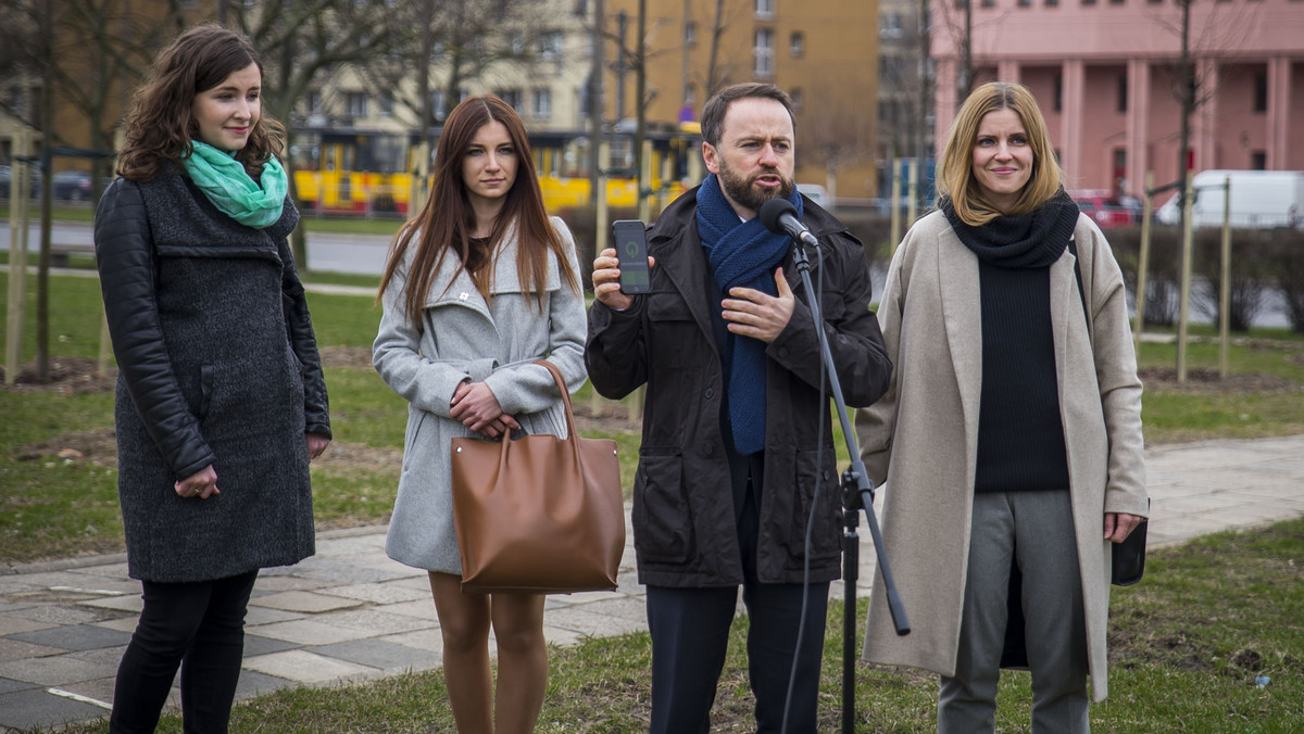 Można sprawdzić, gdzie jest za mało drzew i zasugerować, w jakich miejscach powinny pojawić się nowe. Stołeczny Ratusz zaprezentował dziś aplikację, która ma się przyczynić do zazieleniania Warszawy. Każdy może ją pobrać za darmo. Podpowiadamy, jak to działa.