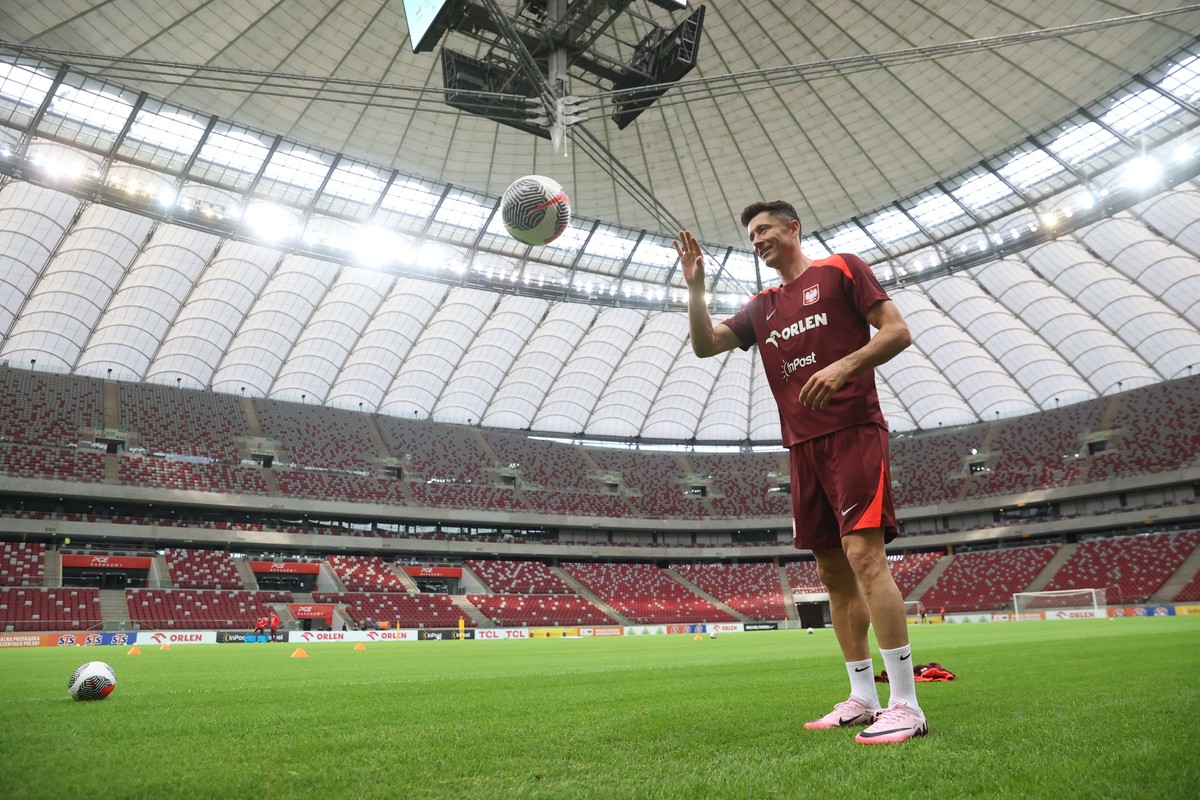 Piłkarz reprezentacji Polski Robert Lewandowski podczas treningu kadry na PGE Narodowym w Warszawie, 2 bm. Polacy rozpoczęli zgrupowanie przed mistrzostwami Europy w Niemczech
