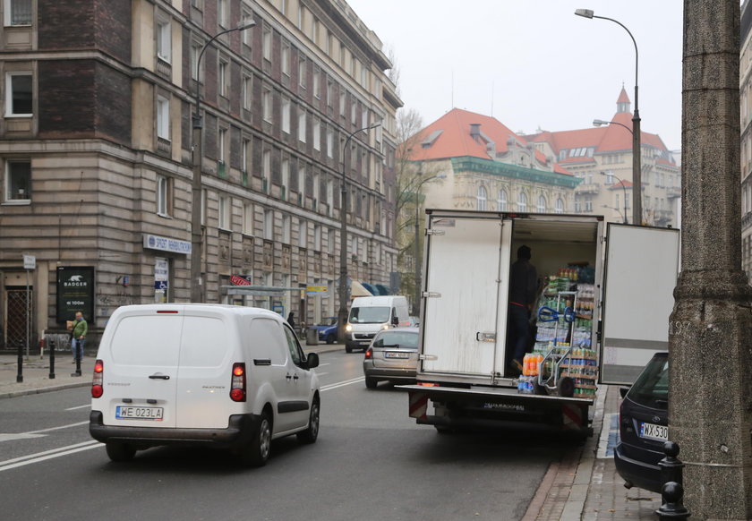 Dostawczaki blokują warszawskie ulice