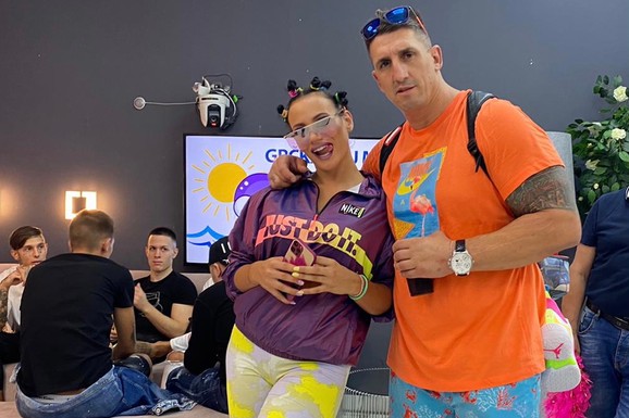 Nakon raskida sa Kristijanom, KRISTINA SPALEVIĆ SE UVIJA NA OBRUČU: Pokazala zavodljivi ples, evo koliko je rastegljiva