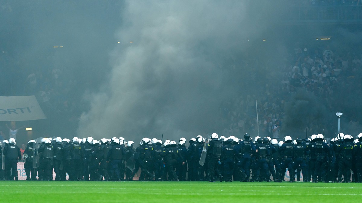 29 osób zatrzymanych w związku z zajściami na meczu Lech - Legia usłyszało już zarzuty – poinformowała dziś rzeczniczka Prokuratury Okręgowej w Poznaniu. Stowarzyszenia kibiców wspierają zatrzymanych kolegów; zbierają pieniądze i manifestują przed aresztem.