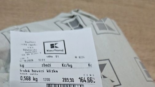 Petra dostala na balené mäso v Kauflande štítok proti krádeži. 