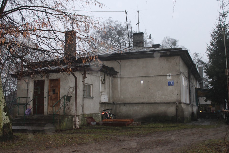 Jeden z zachowanych murowanych budynków z dawnych koszar