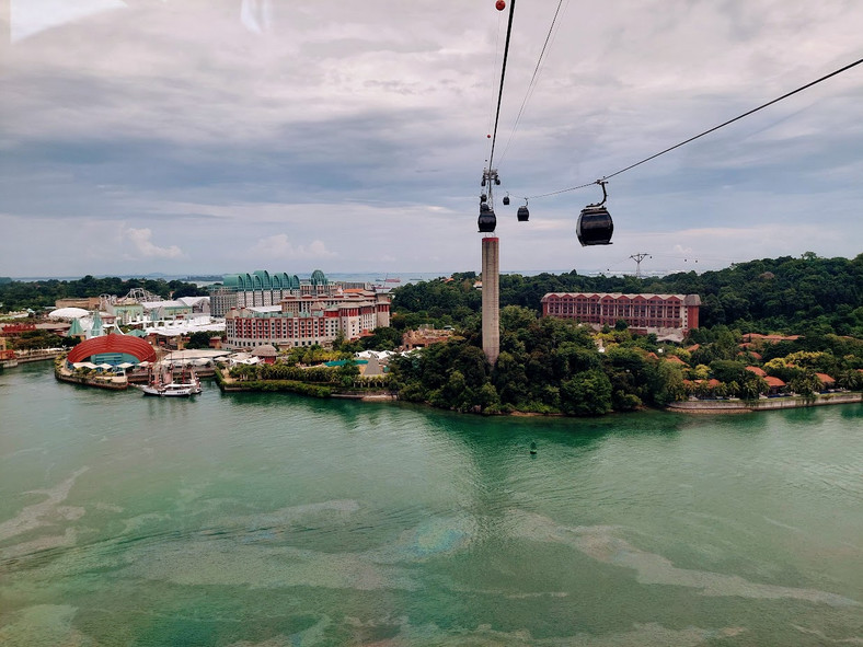 Zwieńczeniem przygody na wyspie będzie przejazd kolejką linową Singapore Cable Car na wzgórze Mount Faber