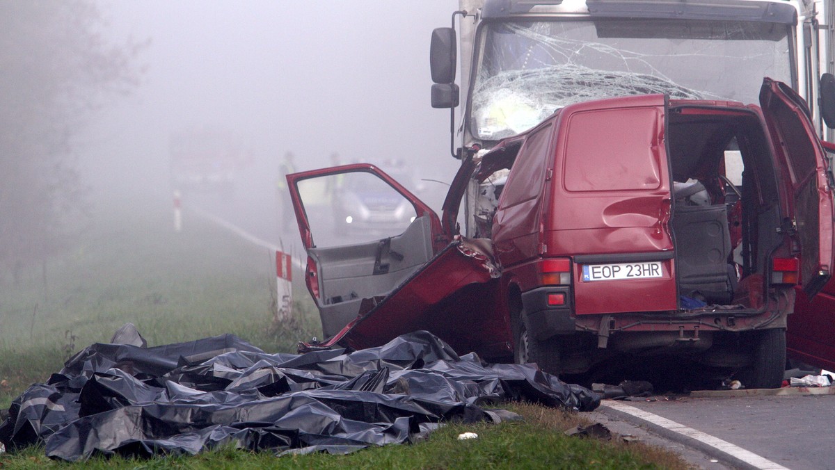 Kierowcy busów, którzy codziennie kilkanaście razy jeżdżą z Krakowa do okolicznych miejscowości, przyznają, że wypadek, do którego doszło dziś rano pod Nowym Miastem, ich nie dziwi. - Tak się po prostu jeździ - mówią.