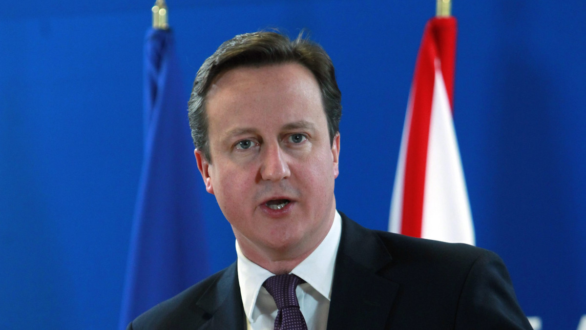 Weto brytyjskiego premiera Davida Camerona wobec zmian traktatowych na szczeblu UE oznacza dla Wielkiej Brytanii izolację, a dla UE perspektywę Europy dwóch prędkości - sądzą brytyjscy komentatorzy.