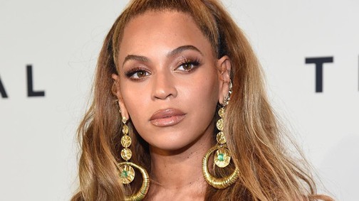 Beyoncé hercegnőnek öltözött, a táskája azonban igazi gengszter!