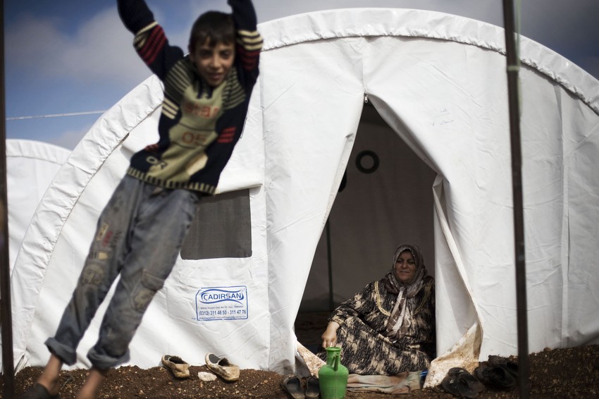 Majka i sin žive u šatoru blizu Atme u Siriji