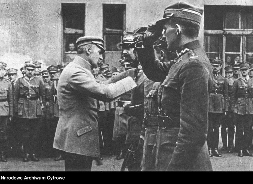 Józef Piłsudski odznacza oficerów krzyżem Virtuti Militari. Pierwszy z lewej gen. Tadeusz Jordan Rozwadowski. Wrzesień 1920 r.