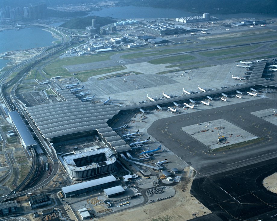 Międzynarodowe lotnisko Chek Lap Kok otwarto w 1998 roku. Przejeło ono ruch z portu Kai Tak, znajdującego się na półwyspie Kowloon, blisko centrum miasta