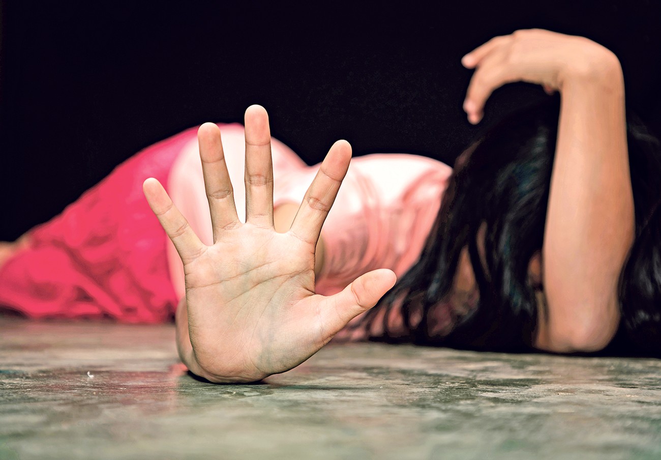 связанная сестра младшая. старший брат износилует сестру. старшая сестра домашнее. младшая сестра изнасилов. брат насылует сестренку.