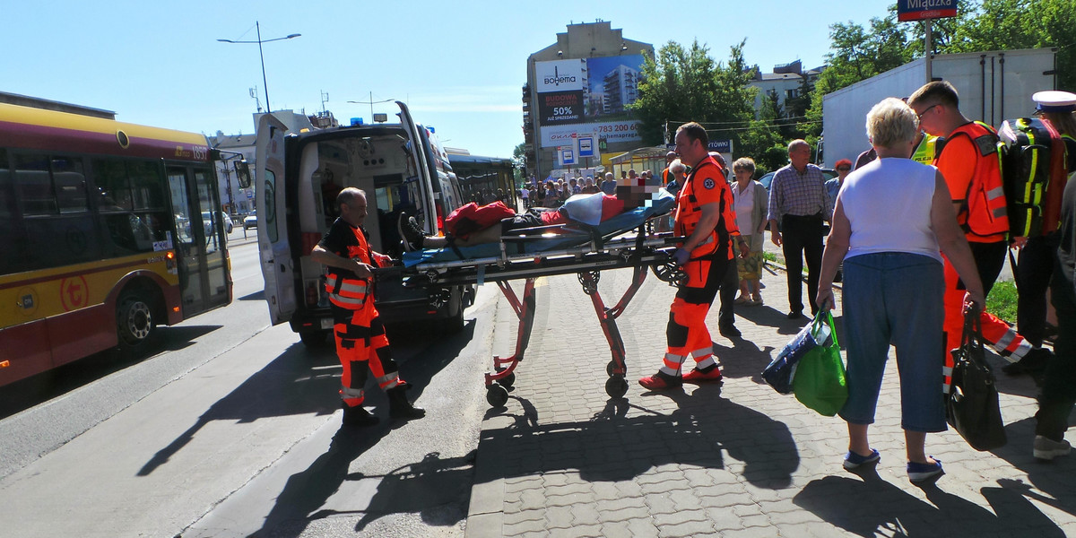Samochód wjechał na chodnik w Warszawie. Wśród rannych matka z dzieckiem
