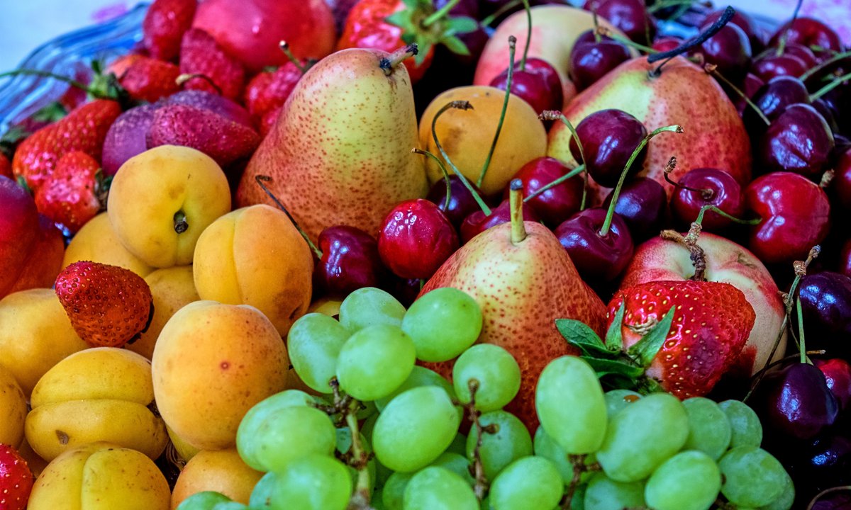 Polacy zajadają się tymi owocami. Wygrały w niechlubnym rankingu