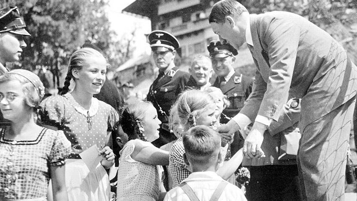 "Wierzę w Boga Ojca Wszechmogącego, Stworzyciela Nieba i Ziemi, i w Adolfa Hitlera, jego Syna wybranego, którego Bóg powołał, aby uwolnił naród niemiecki od wężowego plemienia Żydów, klechów i monarchów", napisał do wodza III Rzeszy Karl Jode, portier hotelowy z Wiednia.