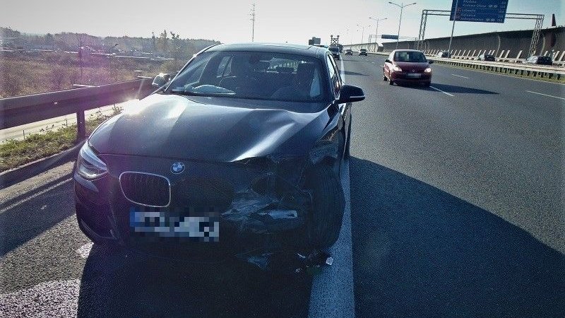 Pijany kierowca BMW uderzył w bariery na AOW i uciekł