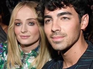 Sophie Turner és Joe Jonas közös tetoválást csináltatott kutyusuk emlékére